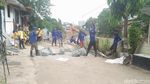 Suasana Saat Bronjong Dipasang di Lokasi Jalanan Retak Kp Berlan