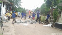Pemasangan bronjong dilakukan menyusul peristiwa ambrolnya tembok turap di lokasi. 