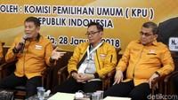 Dia menyebut sudah ada beberapa anggota yang sempat jadi pengurus Hanura Ambhara yang berkomunikasi sejak Partai Hanura dinyatakan lolos verifikasi faktual. Salah satunya adalah Wakil Ketua Umum Hanura Ambhara, Nurdin Tampubolon.