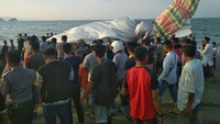 Irwandi saat itu hendak kembali dari Aceh Jaya menuju Lanud Sultan Iskandar Muda, Blang Bintang, Aceh Besar. Dia mendaratkan pesawat pribadinya di pinggir pantai. Warga pun berbondong-bondong melihat pesawat Irwandi. (Foto: dok. Istimewa)