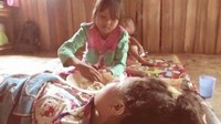 Saat Rahma menyuapi sang ibu yang setengah badannya sudah tak bisa digerakkan. (Foto: Dok. Polres Lubuklinggau)