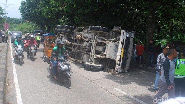 Truk Molen Tabrak Angkot di Bogor, 2 Orang Tewas