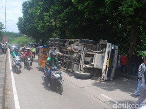Truk Molen Tabrak Angkot di Bogor, 2 Orang Tewas