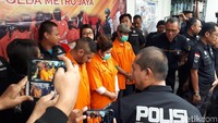 Dhawiya saat menjalani gelar rilis narkoba, Sabtu (17/2/108). Foto: (Asep/detikhot)