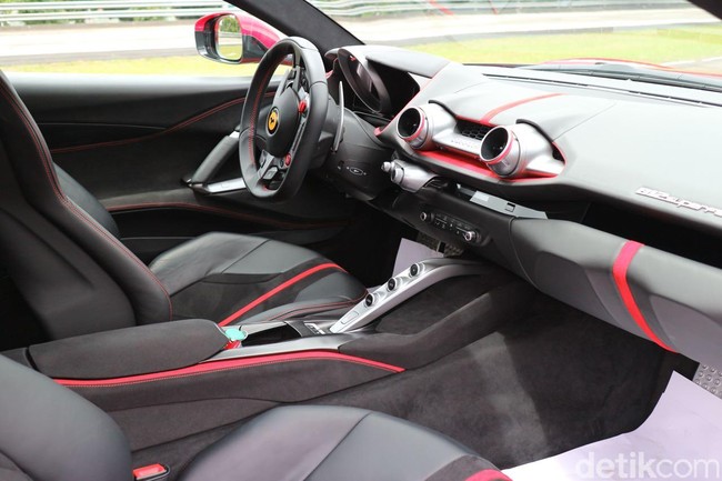 Ngebut dengan Ferrari 812 Superfast di Trek Karawang Ngebut dengan Ferrari 812 Superfast di Trek Karawang