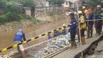 Suasana Saat Bronjong Dipasang di Lokasi Jalanan Retak Kp Berlan