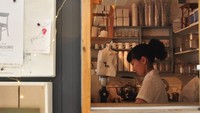 Sang barista sedang meracik kopi yang dipesan pelanggan. Foto: Istimewa