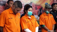 Ia tampak mengenakan masker penutup wajah. Foto: (Asep/detikhot)