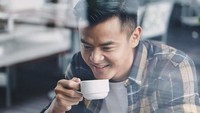 Sambil santai, Dion asyik menyeruput secangkir kopinya. Meskipun fotonya diambil secara candid, tetap saja terlihat tampan ya.  Foto: Instagram @dionwiyoko