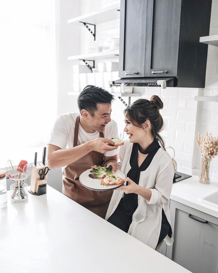 10 Pose Keren Dion Wiyoko dan Istri Saat Bersama Makanan