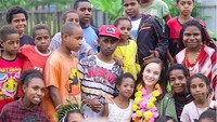 Anak-anak Wamena pun tampak sumringah berpose dengan artis yang main film Ayat-ayat Cinta 2 tersebut (chelseaislan/Instagram)
