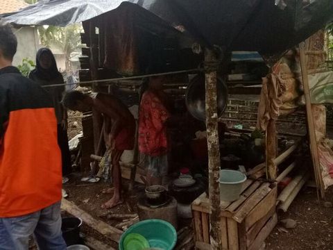 Cerita Kakek 71 Tahun dan Keluarganya yang Tinggal di Gubuk Reyot