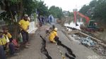 Suasana Saat Bronjong Dipasang di Lokasi Jalanan Retak Kp Berlan