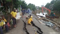 Petugas Sudin Bina Marga Jakarta Timur juga dikerahkan untuk pemasangan bronjong tersebut. 