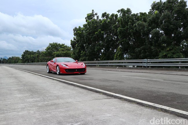 Ngebut dengan Ferrari 812 Superfast di Trek Karawang