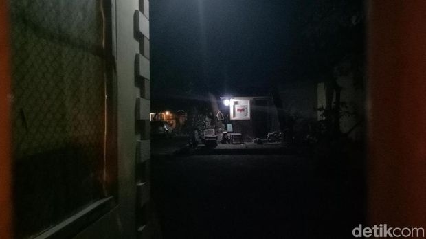 Rumah Elvy Sukaesih Sepi Setelah Anak dan Mantunya Diciduk Polisi