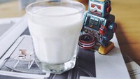 Eits bukan hanya kopi. Pria ini juga suka minum susu lho. Ini buktinya, segelas susu untuk memenuhi asupan protein, kalsium dan lemak katanya.  Foto: Instagram @dionwiyoko