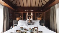 Breakfast on bed tulis Dion dalam captions fotonya. Duh enak banget bangun tidur langsung disuguhi sarapan. Ini potret saat Dion dan Fiona liburan ke Bali. Foto: Instagram @dionwiyoko