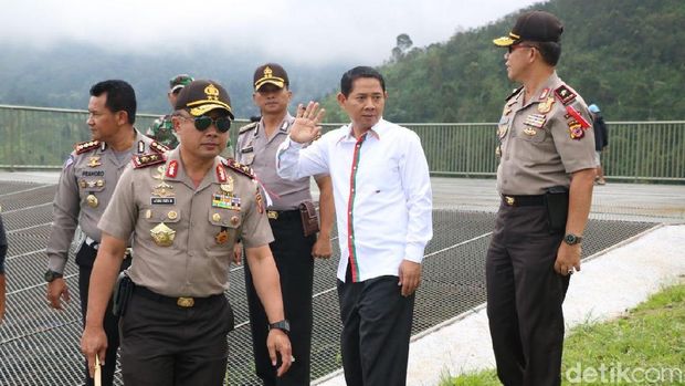  Kapolda Jabar Irjen Agung Budi meninjau perbaikan longsor di jalur Puncak, Sabtu (17/2/2018)