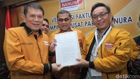 Sekjen Hanura Harry L Siregar bersama Bendahara Umum Partai Hanura, Zulnahar Usman memberikan memberikan keterangan pers hasil verifikasi administrasi dan verifikasi faktual Partai Hanura di Kantor DPP Partai Hanura, The City Tower, Jl MH Thamrin, Jakarta Pusat, Sabtu (17/2/2018).