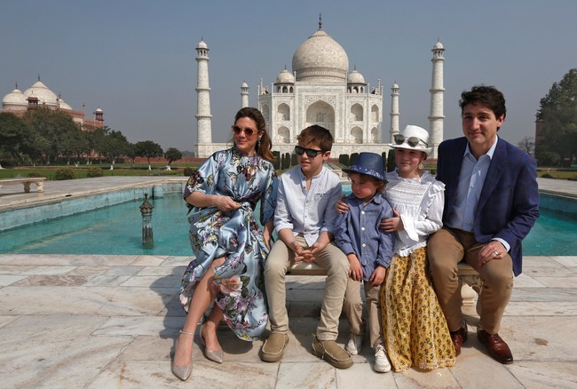 Ini salah satu momen bahagia Justin Trudeau dan Sophie serta ketiga anak mereka saat sang PM Kanada melakukan kunjungan ke India. Kelimanya bertandang ke Taj Mahal dan menyempatkan berfoto di bangunan bersejarah di kawasan Agra. Foto: REUTERS/Adnan Abidi