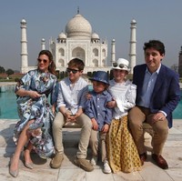 Ini salah satu momen bahagia Justin Trudeau dan Sophie serta ketiga anak mereka saat sang PM Kanada melakukan kunjungan ke India. Kelimanya bertandang ke Taj Mahal dan menyempatkan berfoto di bangunan bersejarah di kawasan Agra. Foto: REUTERS/Adnan Abidi