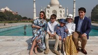 Saat Sophie Gregoire dan anaknya kompak memakai kacamata hitam di Taj Mahal.