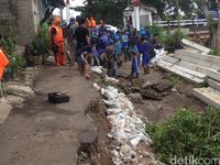 Jalanan Ambles di Pulogadung, Petugas Lakukan Perbaikan