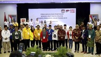 Usai pengundian, para ketum parpol langsung berfoto bersama.