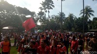 Suasana Balai Kota yang dipenuhi oleh Jakmania. Mereka mengibarkan bendera dan meneriakkan yel-yel