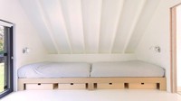 Nah di bagian atap dibuat kamar kamar sederhana yanng kecil dan nyaman. Ternyata rumah ini hanya terdiri dari dua kamar utama, namun di ruangan bawah terdapat ruangan cukup luas untuk dibuat ruang tidur saat malam  untuk anggota keluarga tidur bersama. Istimewa/Inhabitat.