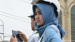 Keren! Wanita Cantik Ini Berani Kerjakan Pekerjaan Laki-laki Lho