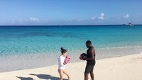 Boxing by the beach on my last morning here!, terang Chryseis. Foto: Instagram @chrystan_x