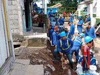 Cegah Jalan di Pulogadung Semakin Ambles. Tiang Pancang Dipasang