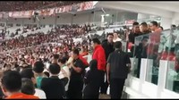 Namun, ternyata ada kejadian kurang mengenakkan saat final Piala Presiden itu. Salah seorang penonton merekam momen saat Anies dicegah Paspampres untuk turun ke podium dan menyerahkan piala ke Persija.