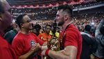 Foto: Semringahnya Anies dan Jokowi di Laga Final Piala Presiden