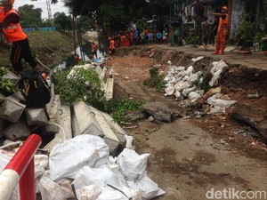 Jalanan Ambles di Pulogadung, Petugas Lakukan Perbaikan
