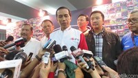 Ini momen saat Jokowi memberi pernyataan ke wartawan setelah Piala Presiden. Tampak ada pula Gubernur Jabar Ahmad Heryawan yang mendampingi.