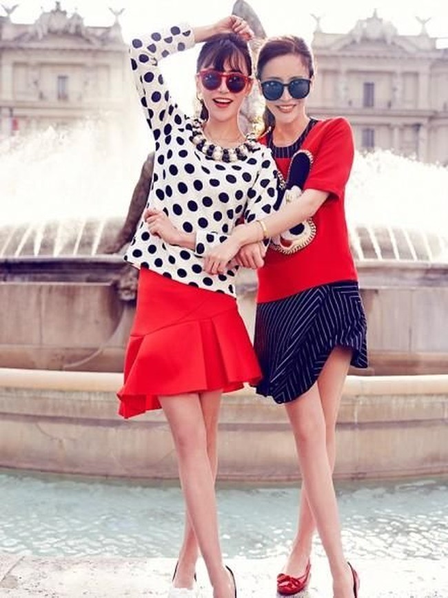 Viviandan dan MiuMiu merupakan wanita kembar berparas menawan yang lahir pada 1983. Mereka pun dikenal sebagai model dan fashion blogger. Foto: Instagram