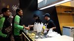 Ini Aksi Kaesang Pangarep Layani Pembeli di Pembukaan Gerai Sang Pisang Bandung