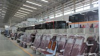 Setelah badan bus jadi, interior seperti kursi atau jok bus dipasang. Foto: Khairul Imam Ghozali