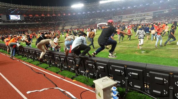 Kerusakan di beberapa bagian SUGBK karena suporter memaksa masuk ke dalam lapangan.