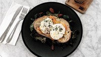 Kalau yang ini egg benedict yang dijadikan Alice sebagai menu brunch. Perfect brunch today, tulis Alice dalam captions fotonya.  Foto: Instagram @alicenorin