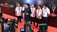 Ini momen saat Jokowi memberi pernyataan pers usai Piala Presiden 2017. Tampak ada Gubernur Jabar Ahmad Heryawan yang mendampingi.