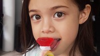 Duh, gemesin banget ya mukanya Abigail saat makan lollipop bentuk cincin berlian ini! Saking gemesinnya,  Wulan menyebut anaknya ini bonekaku. Foto: Instagram @wulanguritno