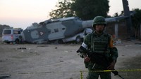 Navarete menuturkan pilot helikopter militer yang ia tumpangi kehilangan kendali saat melakukan pendaratan. Insiden terjadi saat helikopter itu berada di ketinggian hanya 40 meter di atas permukaan bumi. (Foto: REUTERS/Jorge Luis Plata)