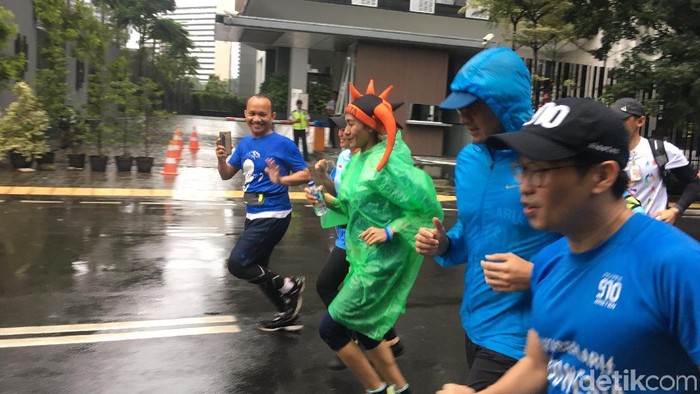 Hujan Rintik, Sandi Ikuti Fun Run dari Jaksel Menuju Balai Kota