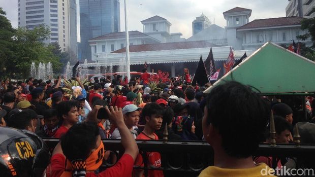 Konvoi Jakmania Tiba di Balai Kota, Jl Medan Merdeka Selatan Ditutup