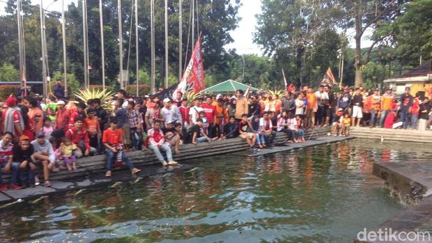 Persija Juara, Massa Jakmania Nyebur ke Kolam Balai Kota