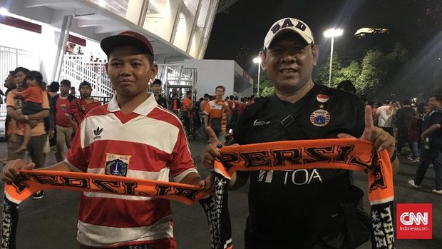 Sepasang ayah dan anak pendukung Persija Jakarta menjadi saksi keberhasilan Macan Kemayoran di Piala Presiden 2018.